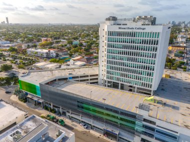 Miami, FL, ABD - 12 Nisan 2024: Miami Dade Üniversitesi İHA fotoğrafı Eduardo J Padron Kampüsü