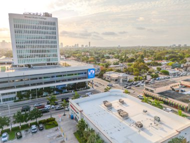 Miami, FL, ABD - 12 Nisan 2024: Miami Dade Üniversitesi İHA fotoğrafı Eduardo J Padron Kampüsü