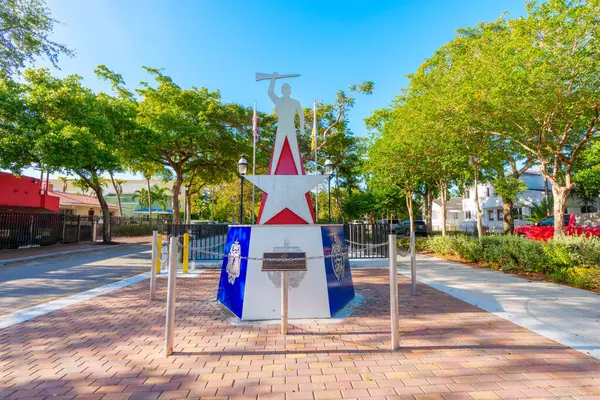 Miami Usa Kwietnia 2024 Pomnik Antykomunistycznej Partyzantki Miami Calle Ocho — Zdjęcie stockowe