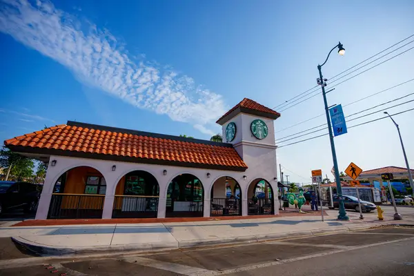 Miami Usa 2024 Április Starbucks Calle Ocho 8Th Street Miami — Stock Fotó