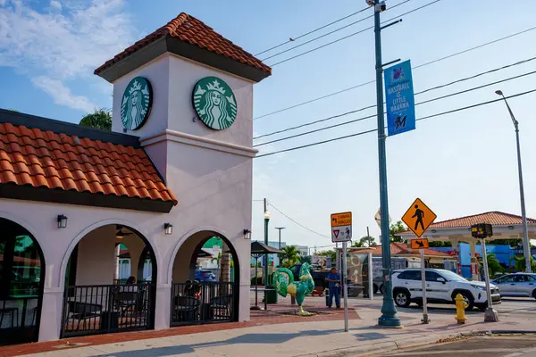Miami Usa Abril 2024 Starbucks Calle Ocho 8Th Street Miami —  Fotos de Stock