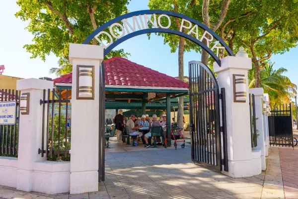 Miami Usa Abril 2024 Gente Jugando Domino Park Miami Calle Imágenes de stock libres de derechos