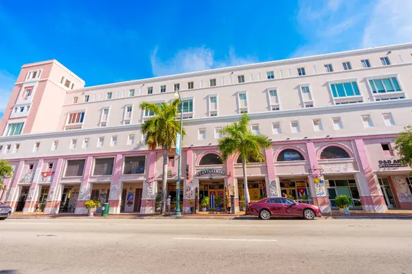 Miami Florida Usa April 2024 Kubanische Geschäfte Und Kunstgalerien Der Stockbild