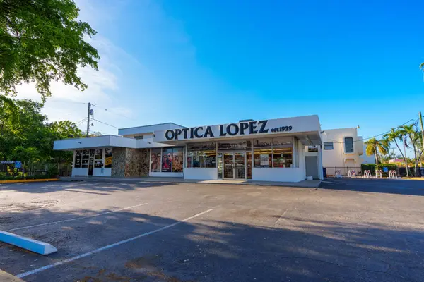 美国佛罗里达州迈阿密 2024年4月12日 位于迈阿密Calle Ocho的Optica Lopez Est 1929商店 免版税图库图片