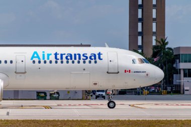 Fort Lauderdale, FL, ABD - 25 Nisan 2024: Airtransat Canadian Airbus A321 FLL 'den kalkıyor