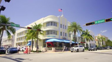 Miami Beach FL USA - 22 Nisan 2024: Marlin Hotel Miami Beach Collins Avenue 4k HDR