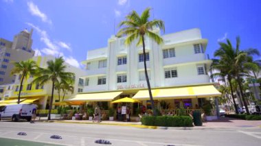 Miami Beach FL USA - 22 Nisan 2024: 4k HDR Miami Beach The Carlyle Hotel Ocean Drive