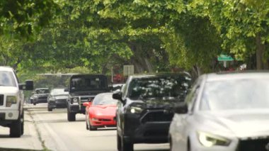 Miami FL USA - 22 Nisan 2024: Coral Way Miami hisse senedi görüntülerine yaklaşan trafik