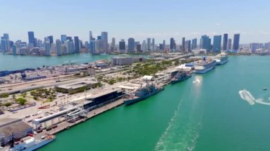 Miami şehir merkezinde Liman limanı körfezi körfezi ve köprüler de dahil.