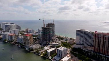 Fort Lauderdale Plajı 'ndaki binalar. 2024 stok video.