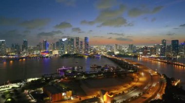 Miami 'de gece havası Macarthur Geçidi. Ada köprüleri ve Miami 2024 şehir merkezi manzaralı.