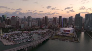 Miami şehir merkezinde günbatımı videosu 4K 30 peni.