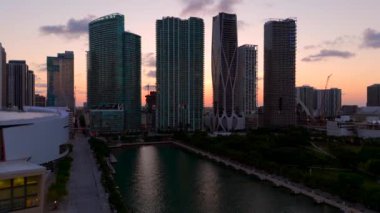 Havadan yükselen güneş Miami üzerinde batıyor.