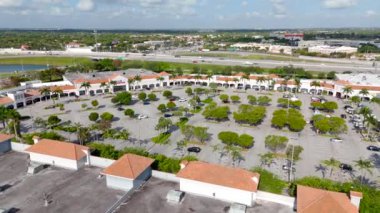 Miami, FL, ABD - 9 Mayıs 2024: Marshalls Home Goods Miami Kendall 4k hava video mağazası