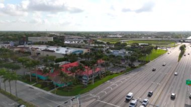 Miami, FL, ABD - 9 Mayıs 2024: Kendall Village Center Old Navy and shop