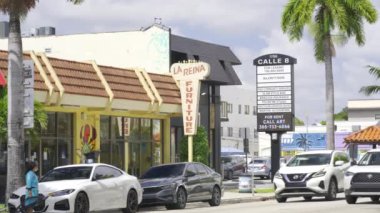 Miami, FL, ABD - 2 Mayıs 2024: Little Havana Calle Ocho 'daki stok video 2024
