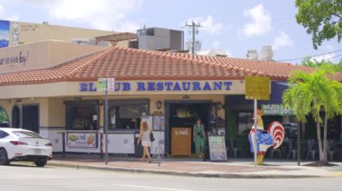 Miami, FL, ABD - 2 Mayıs 2024: El Pub Restoranı Calle Ocho Miami stok videosu 4k 30 peni