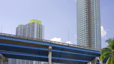 95 üst geçidi Miami Brickell şehir merkezinde.