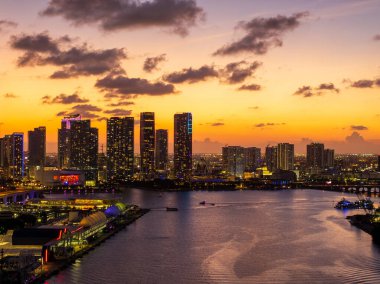 Miami 'de harika gün batımları var. Şehir merkezindeki hava aracı fotoğrafı Brickell ufuk çizgisi