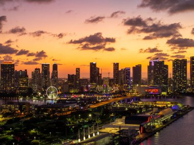 Miami 'de harika gün batımları var. Şehir merkezindeki hava aracı fotoğrafı Brickell ufuk çizgisi