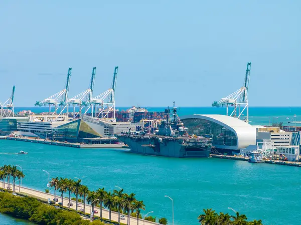 Miami 2024 filo haftasında uçak gemisi.
