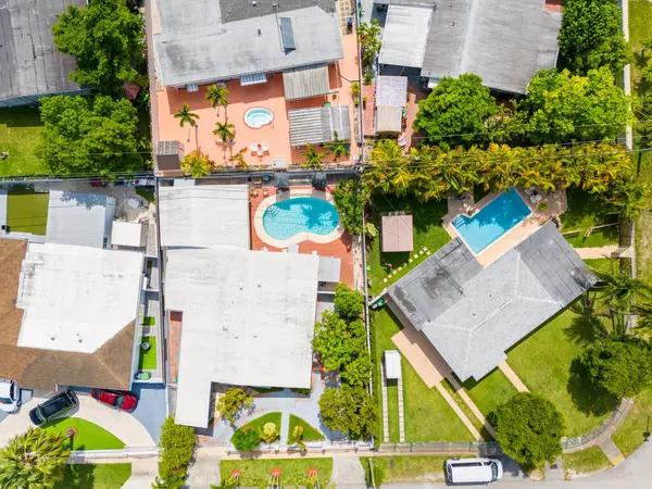 Maisons Dans Sud Floride Avec Piscine Images De Stock Libres De Droits