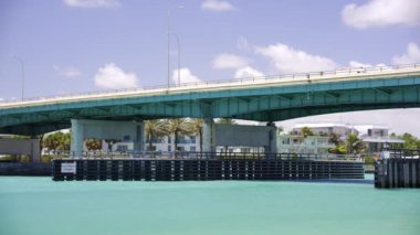 Stock videosu Haulover Köprüsü girişi Miami 4k 60p