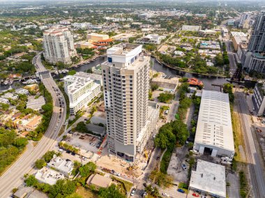 Fort Lauderdale, FL, ABD - 12 Mayıs 2024 Fort Lauderdale FL. Rivr Çatı Kulesi 'nin havadan çekilmiş fotoğrafı Yeni Nehir yakınlarında yapım aşamasında.
