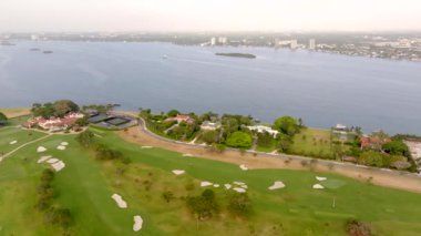 Miami 'de golf ve su manzarası