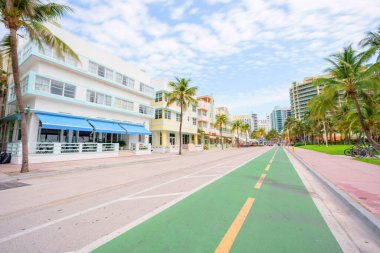 Miami Beach FL, ABD. Ocean Drive 'da kuzeye bakan çok canlı oteller.
