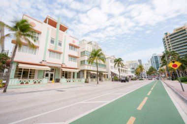 Miami Plajı, FL USA. Ocean Drive deco sanat bölgesinin geniş açılı görüntüsü. Bulanık kişilere ve logolara uzun süre maruz kalma