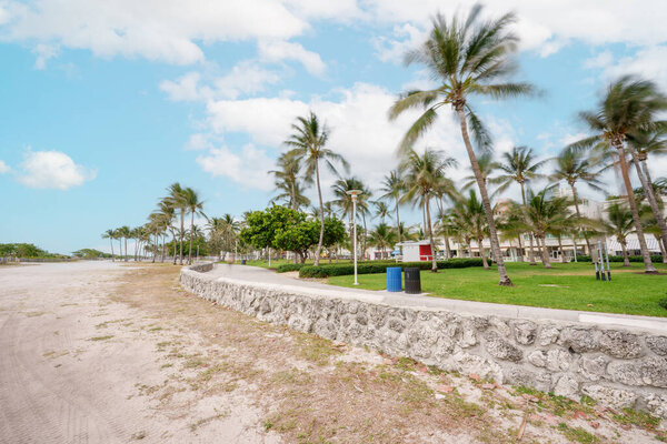 Коралловая стена в Майами Бич на Оушен Драйв. Длительное воздействие размывает людей и деревья