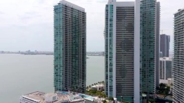 Miami, FL, ABD - 1 Haziran 2024: Miami FI USA. Paraiso Kuleleri Edgewater Miami 2024 hava görüntülerini ele geçirdi.