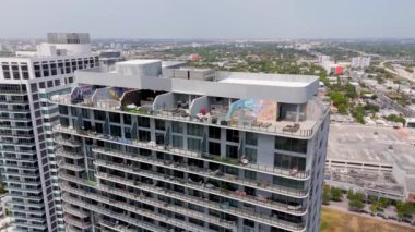 Miami, FL, ABD - 1 Haziran 2024: Miami FL, ABD. Balkonunuzu bir şehir vahası yapın.