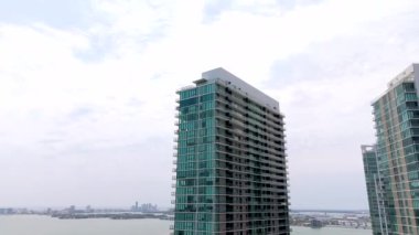 Miami, FL, ABD - 1 Haziran 2024: Miami Florida USA 2024 hava stoku. Biscayne Körfezi 'ne bakan yerleşim yerlerinin görüntüsü.