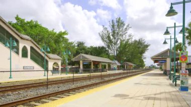 Opa Locka, FL, ABD - 1 Haziran 2024: HDR video Opa Locka tri tren istasyonu 2024