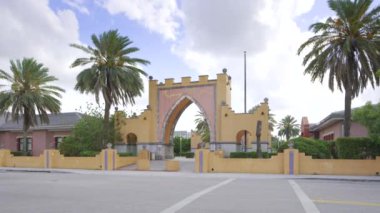 Tarihi mimari Opa Locka Florida. ABD. Çocuk ve Aile Departmanı. 4k HDR videosu