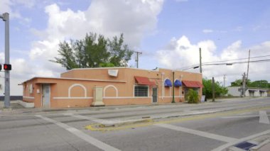 Opa Locka, FL, ABD - 1 Haziran 2024: Eski tarihi iş binaları. Opa Locka. Miami FL, ABD