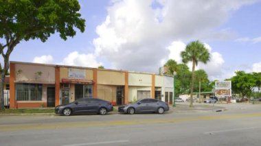 Opa Locka, FL, ABD - 1 Haziran 2024: Azınlığın sahip olduğu işletmeler ve dükkanlar. Opa Locka. Florida, ABD. Miami Dade Bölgesi
