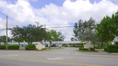 Opa Locka, FL, ABD - 1 Haziran 2024: Opa Locka tri demiryolu platformu