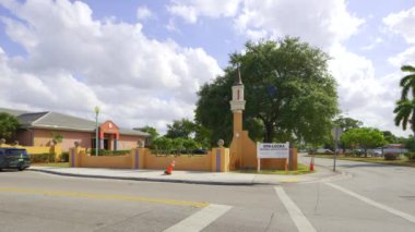 Opa Locka, FL, ABD - 1 Haziran 2024: Opa Locka bölgesel hizmet merkezi. Tarihi dönüm noktası mimarisi. 4k HDR video 30p
