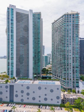 Miami, FL, ABD - 23 Mayıs 2024: Miami Florida, ABD. Paraiso Körfezi Konutları. Paraiso Bayview
