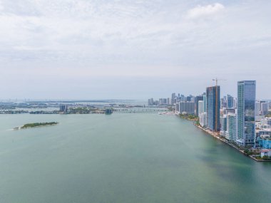 Miami Florida, ABD. Hava fotoğrafçılığı. Güney Florida 'nın şehirleri. Şehir merkezine giden binaların su ve köprü manzarası