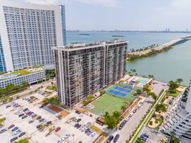 Miami, FL, ABD - 23 Mayıs 2024: Miami Florida, ABD. Biscayne Körfezi ve Köprüsü 'ndeki Hava Fotoğraf Kiralama Kulübü