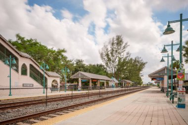 Opa Locka Miami, FL, ABD - 1 Haziran 2024: Opa Locka Üç Tren İstasyonu ve Otopark