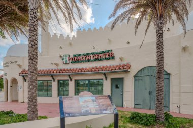 Opa Locka Miami, FL, ABD - 1 Haziran 2024: Jessie Trice Halk Sağlığı Merkezi tarihi yapı Opa Locka