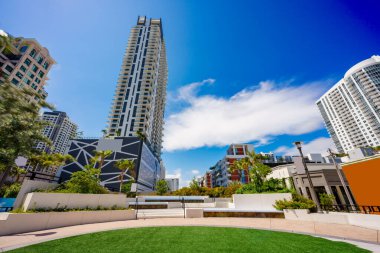 Las Olas Tüneli Tepesi Plaza. Fort Lauderdale, FL ABD 'de halka açık park alanı. Geniş açılı fotoğraf. Artırılmış doygunluk ve mavi gökyüzü Broward ilçesi.