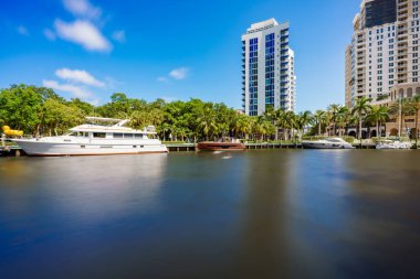 Yeni nehir. Fort Lauderdale nehir manzarası. Uzun pozlama fotoğrafı. 2024 Broward İlçesi
