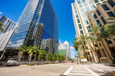 Fort Lauderdale şehir merkezi sahnesi. Uzun süreli hareket bulanıklığı. 2024 Yazı Broward County