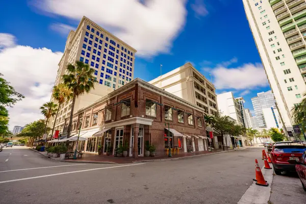 Fort Lauderdale, FL, ABD - 5 Haziran 2024 Bodega Taqueria ve Tekila. Fort Lauderdale, FL, ABD. Las Olas 'taki tarihi kırmızı tuğla bina